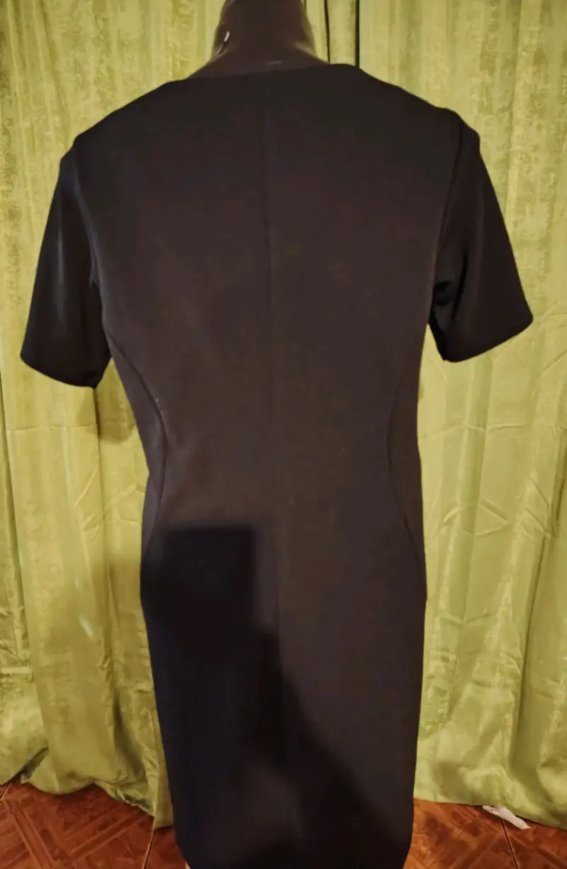 Vestido negro elegante con detalle metálico - 4