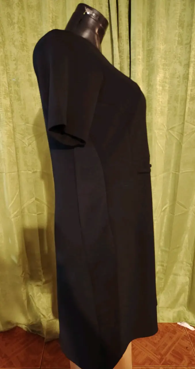 Vestido negro elegante con detalle metálico - 5
