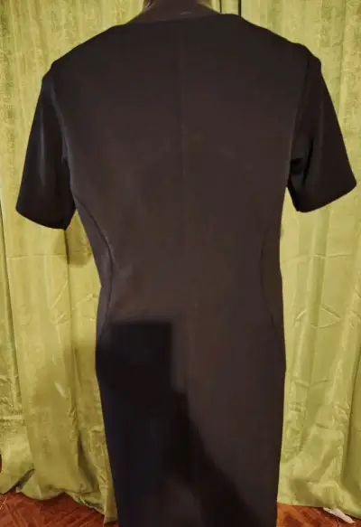 Vestido negro elegante con detalle metálico - miniatura 6