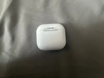 Audífonos inalámbricos Apple AirPods 3 con estuche - miniatura 2