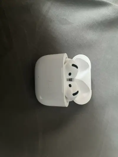 Audífonos inalámbricos Apple AirPods 3 con estuche - miniatura 3