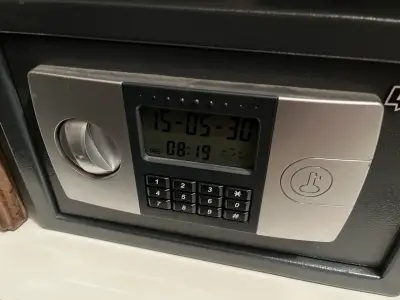 Caja fuerte digital con teclado numérico - miniatura 2