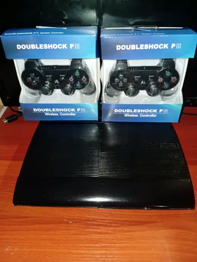 Consola PS3 con dos controles inalámbricos - miniatura 1