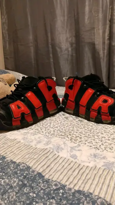Zapatillas deportivas Nike Air negras y rojas - miniatura 1