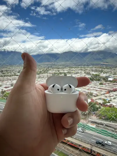 AirPods 4 ANC con estuche - miniatura 1