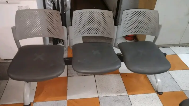 Banca de espera metálica para 3 personas - 4