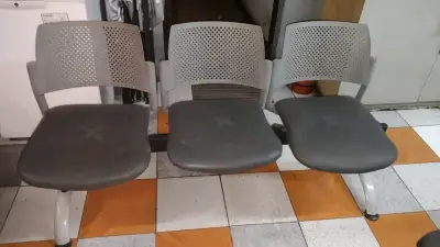 Banca de espera metálica para 3 personas - miniatura 4