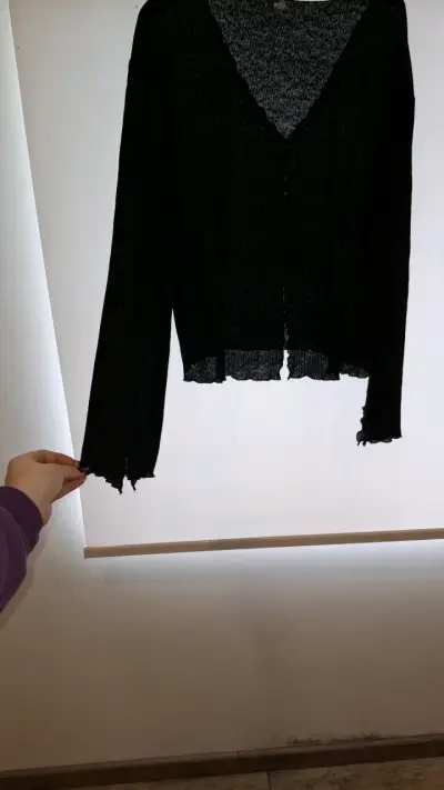 Blusa ligera en color negro con manga acampanada - miniatura 1