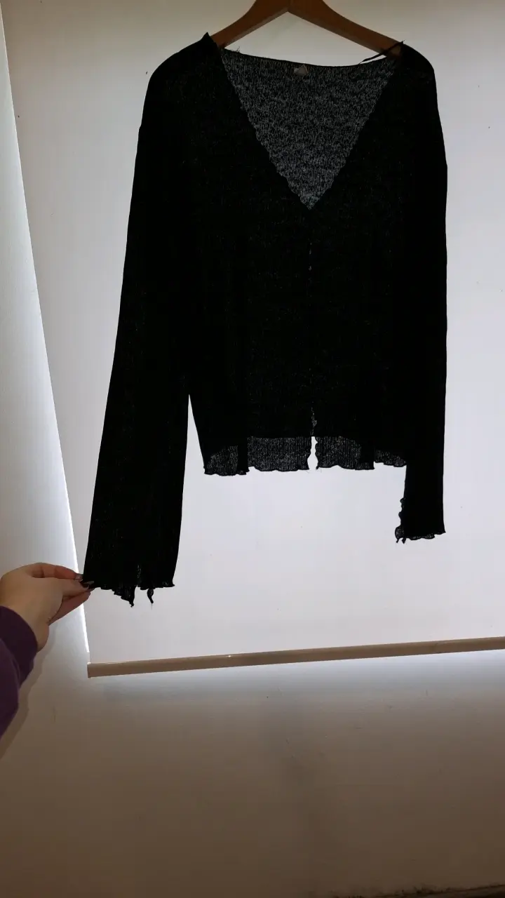 Blusa ligera en color negro con manga acampanada - 2
