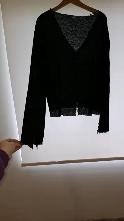 Blusa ligera en color negro con manga acampanada - miniatura 2