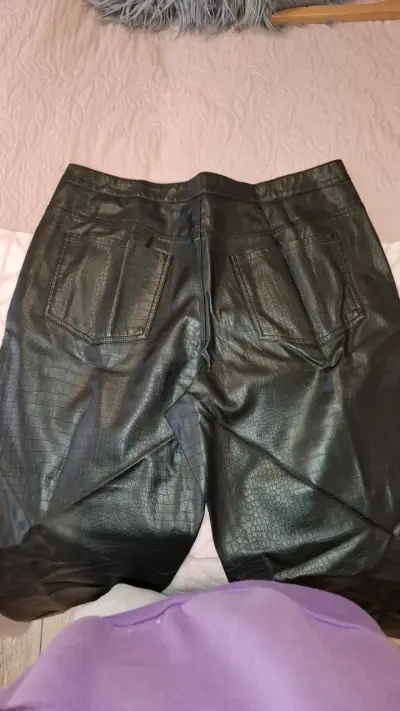 Pantalones de cuero sintético negro para mujer - miniatura 1