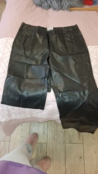 Pantalones de cuero sintético negro para mujer - miniatura 2