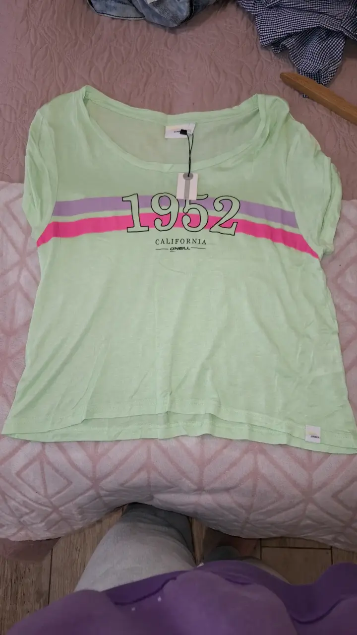 Polera verde O'Neill con diseño 1952