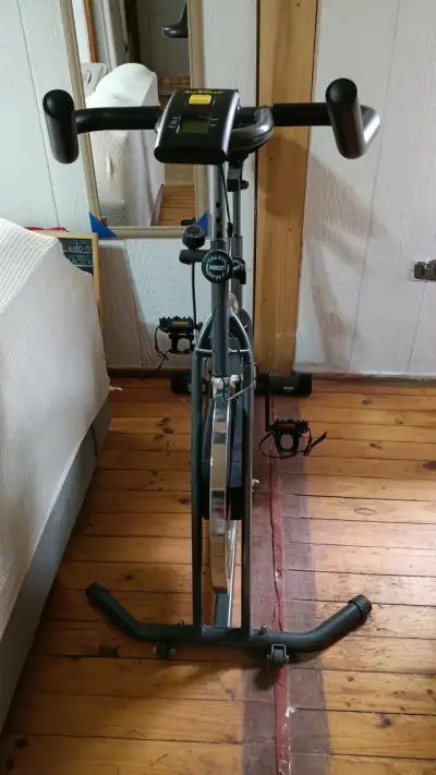 Bicicleta estática Athletic Works en buen estado - miniatura 2