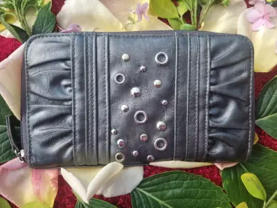 Billetera con detalles metálicos. - miniatura 1