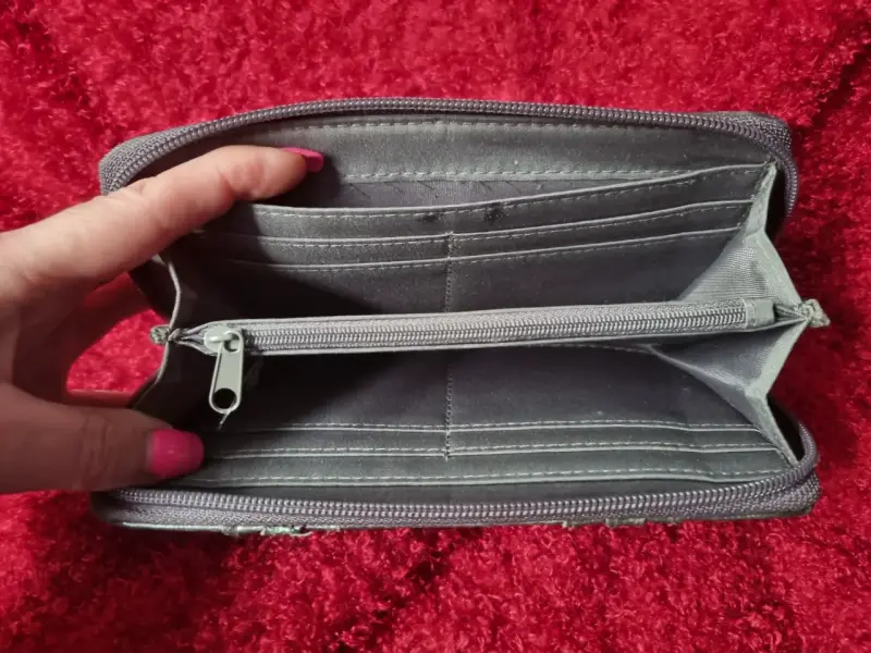 Billetera con detalles metálicos. - 2