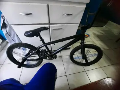 Bicicleta BMX negra para acrobacias - miniatura 1