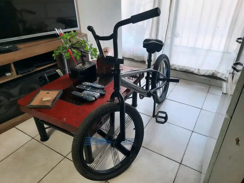 Bicicleta BMX negra para acrobacias - 2