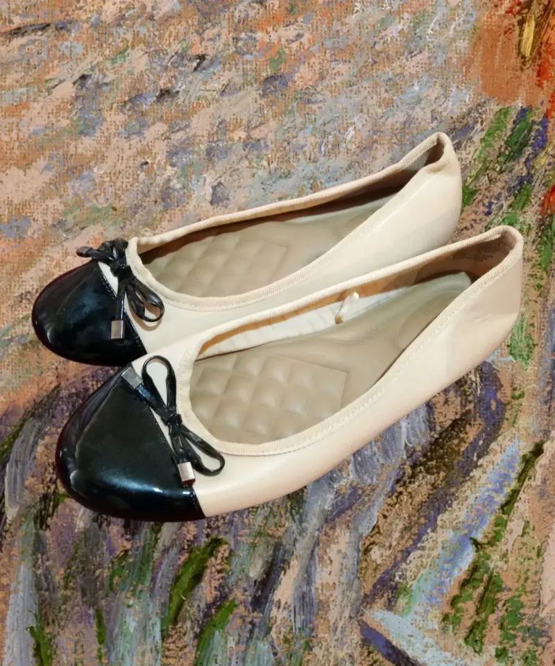 Zapato ballerina beige con punta y lazo negro Bata