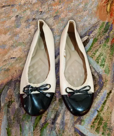 Zapato ballerina beige con punta y lazo negro Bata - miniatura 2