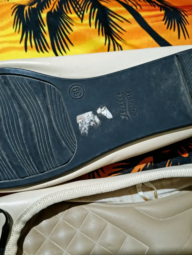 Zapato ballerina beige con punta y lazo negro Bata - 4