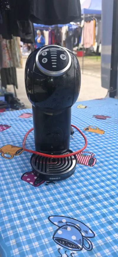 Cafetera de cápsulas negra compacta - miniatura 2
