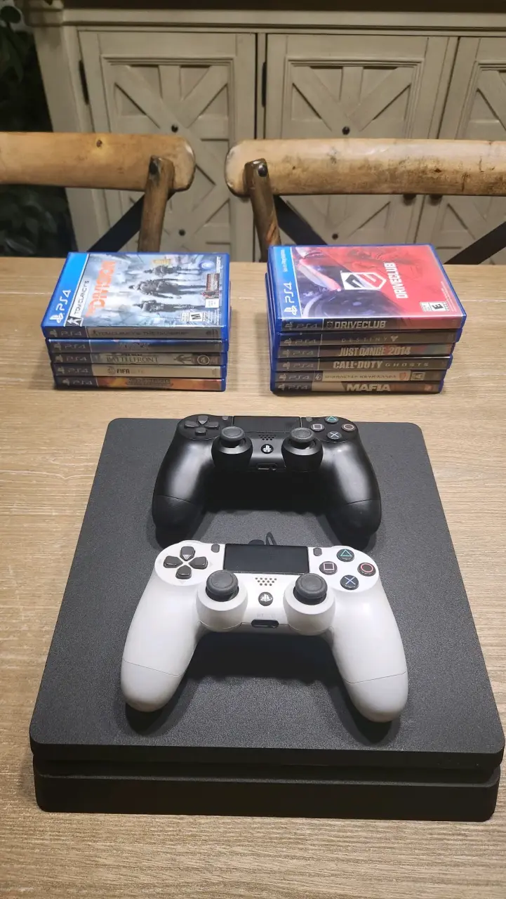 PS4 Slim 1TB + 2 Mandos + Lote 11 Juegos Físicos - 2