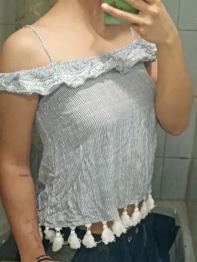 Blusa sin hombro con volantes y borlas Aeropostale - miniatura 4