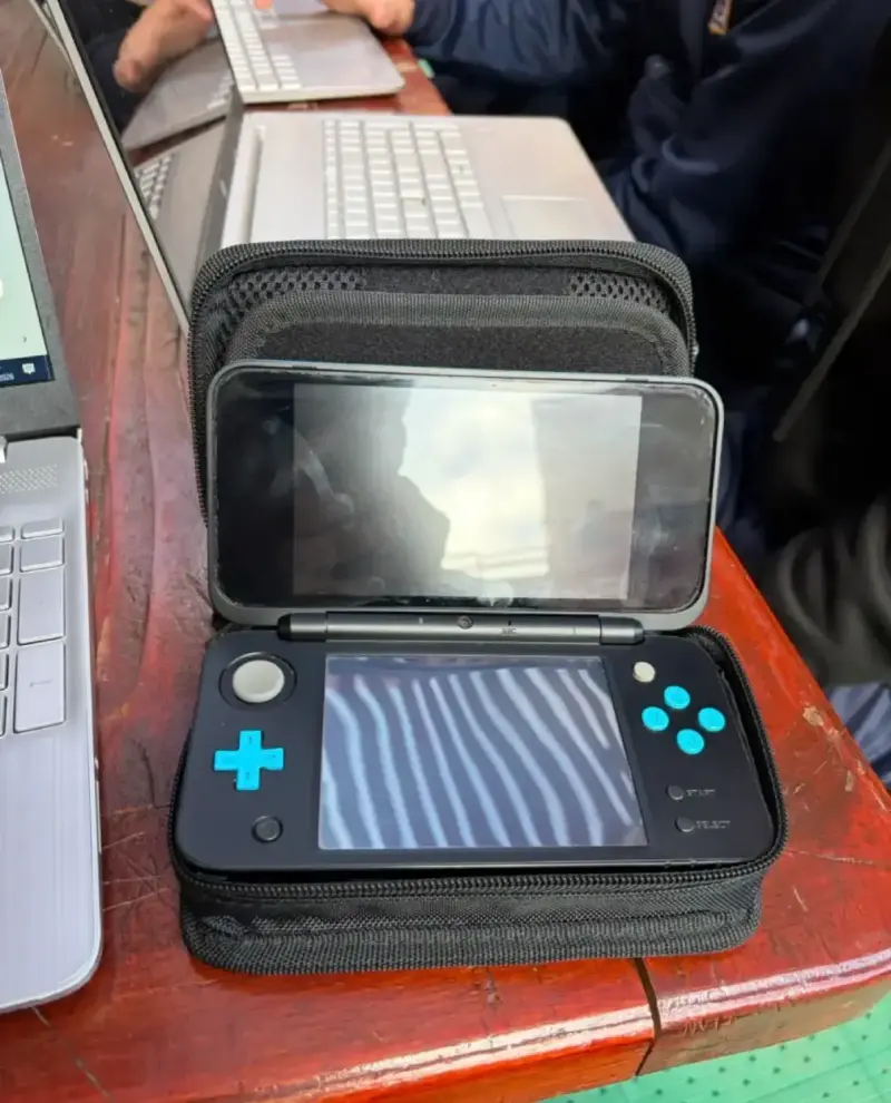 Consola portátil Nintendo 2DS XL con funda - 1