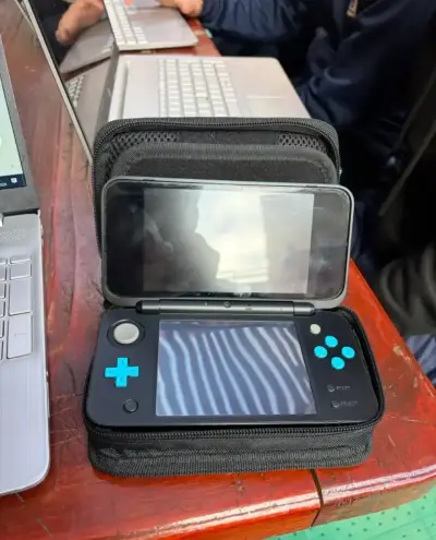 Consola portátil Nintendo 2DS XL con funda - miniatura 1
