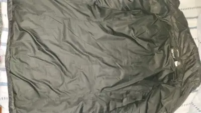 Chaqueta acolchada negra Marmot para mujer - miniatura 1