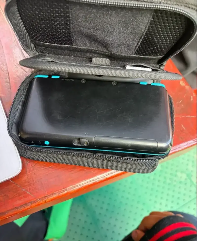 Consola portátil Nintendo 2DS XL con funda - 3