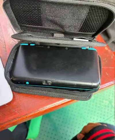 Consola portátil Nintendo 2DS XL con funda - miniatura 3