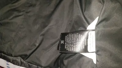 Chaqueta acolchada negra Marmot para mujer - miniatura 2