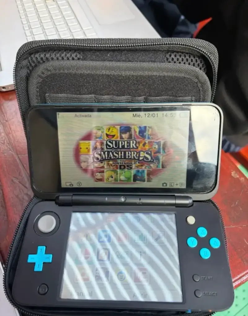 Consola portátil Nintendo 2DS XL con funda - 4