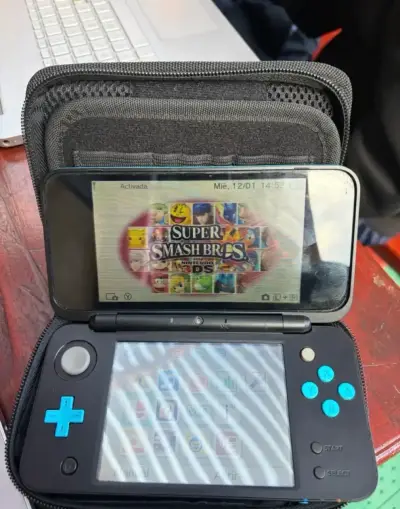 Consola portátil Nintendo 2DS XL con funda - miniatura 4