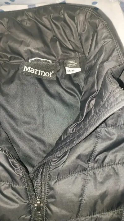 Chaqueta acolchada negra Marmot para mujer - miniatura 3
