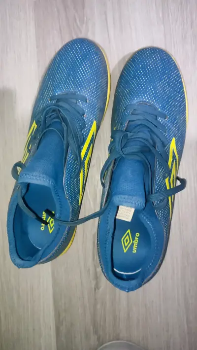 Zapatillas de fútbol Umbro azules y amarillas - miniatura 1