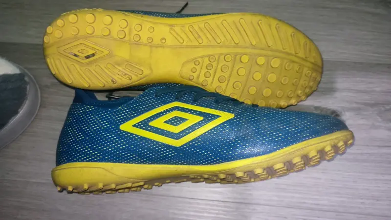 Zapatillas de fútbol Umbro azules y amarillas - 2