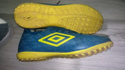 Zapatillas de fútbol Umbro azules y amarillas - miniatura 2