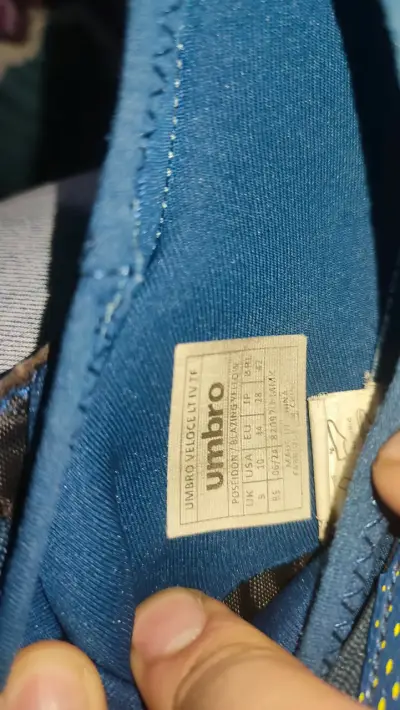 Zapatillas de fútbol Umbro azules y amarillas - miniatura 3