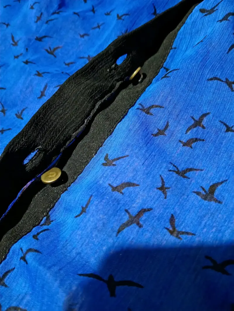 Blusa sin mangas azul con estampado de aves - 2
