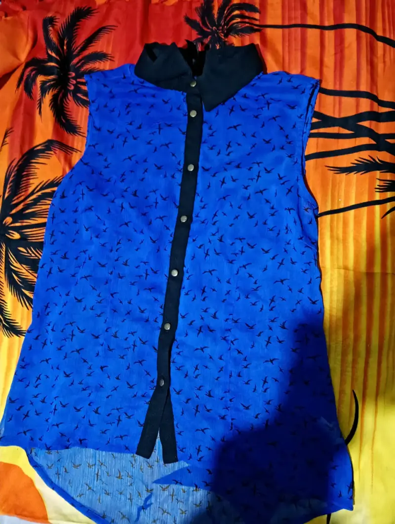 Blusa sin mangas azul con estampado de aves - 4