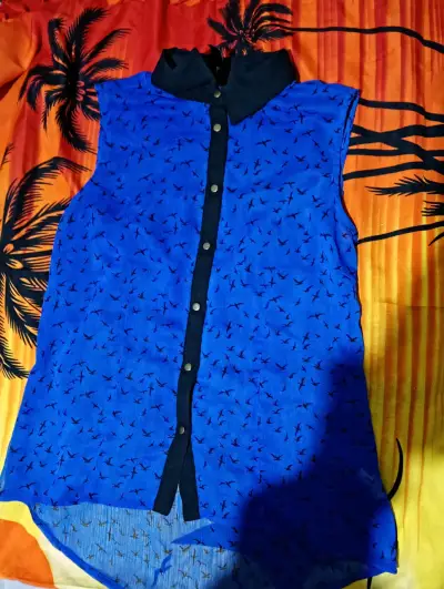 Blusa sin mangas azul con estampado de aves - miniatura 4
