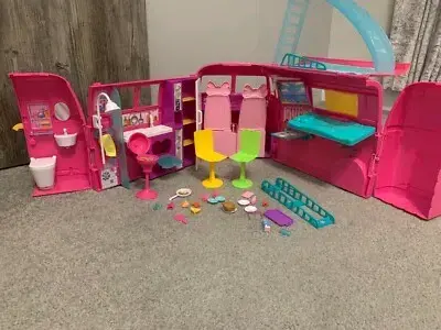 Casa rodante de juguete rosa con muñecas - 2