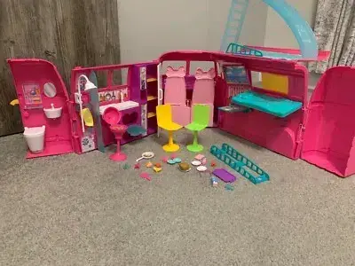 Casa rodante de juguete rosa con muñecas - miniatura 2