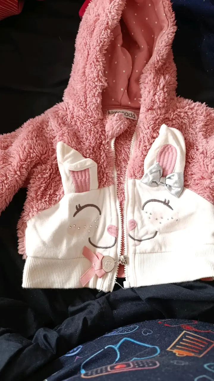 Chaqueta de peluche rosa para niña con diseño de