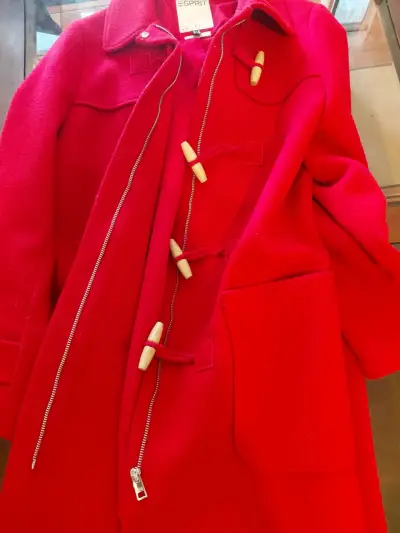 Abrigo rojo de lana con cierre y botones de madera Esprit - miniatura 3