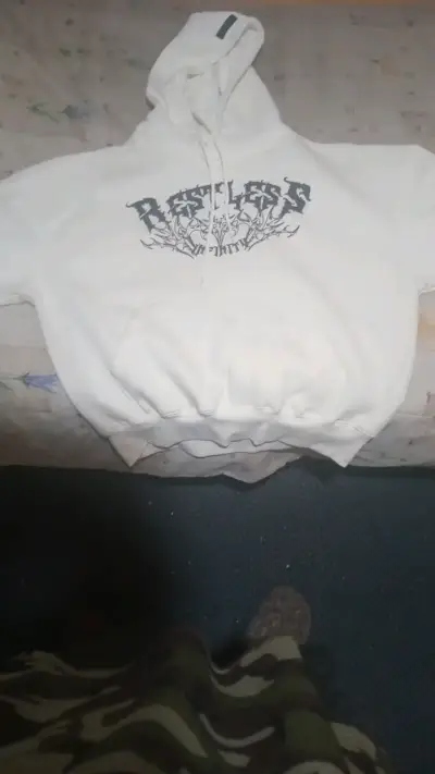 Polerón blanco con capucha y diseño gráfico - miniatura 1