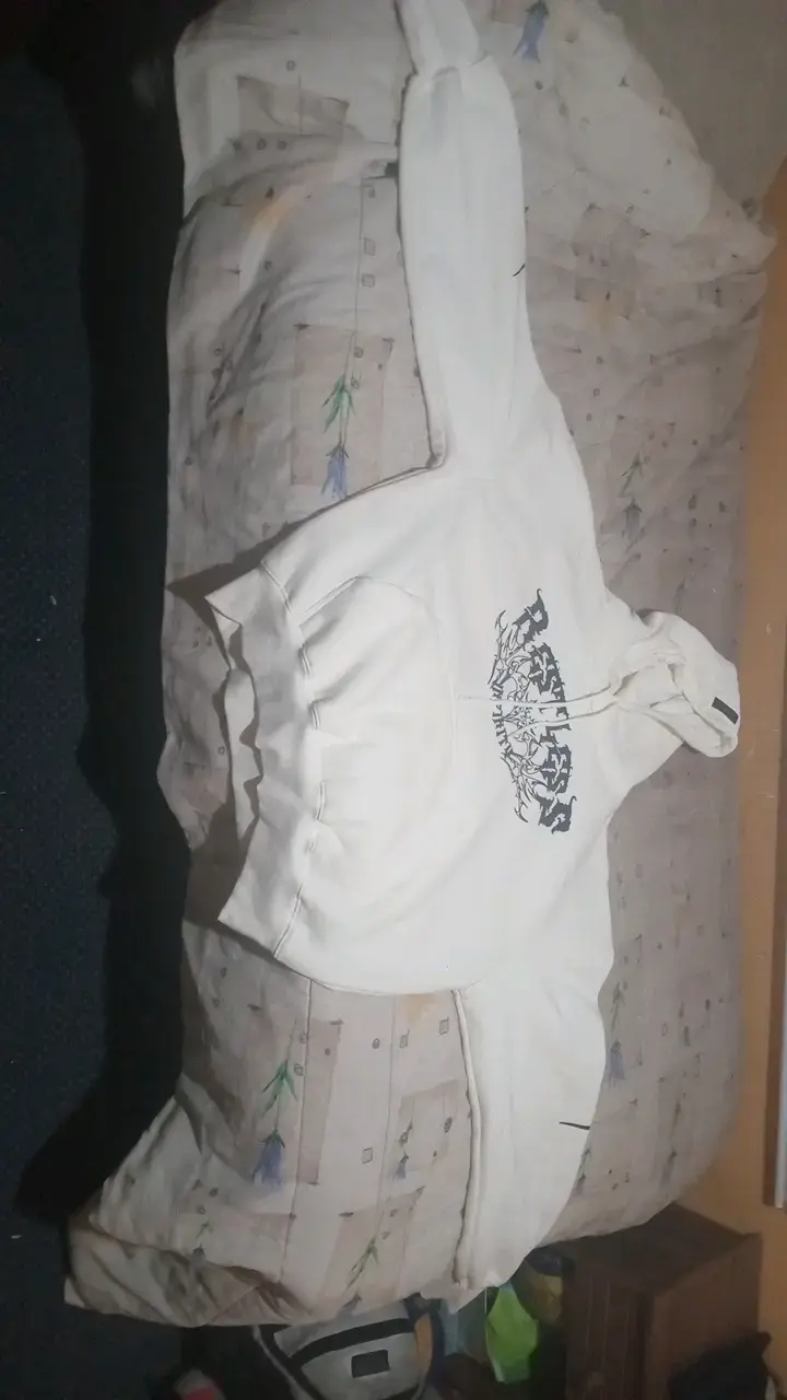 Polerón blanco con capucha y diseño gráfico - 2